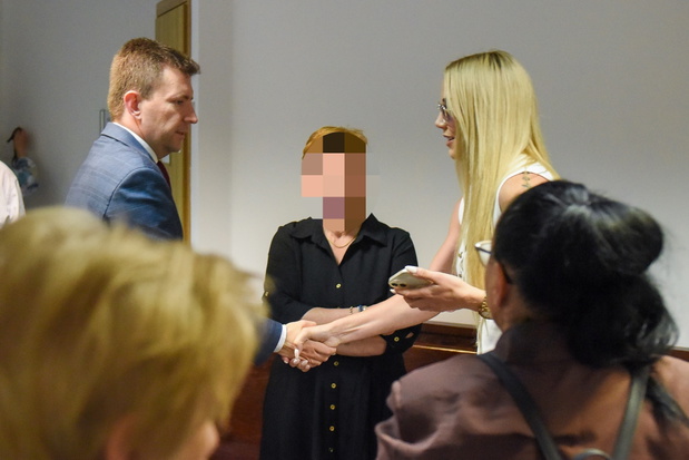 Uścisk dłoni między Marianną a Łukaszem Schreiberem