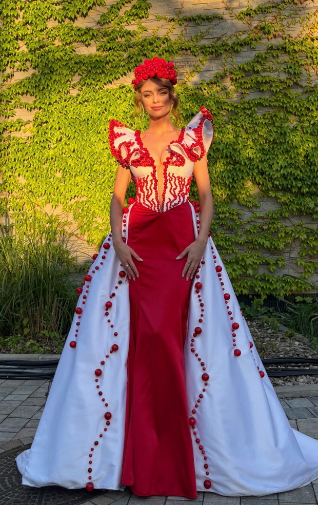 Kasandra Zawalska w stroju narodowym