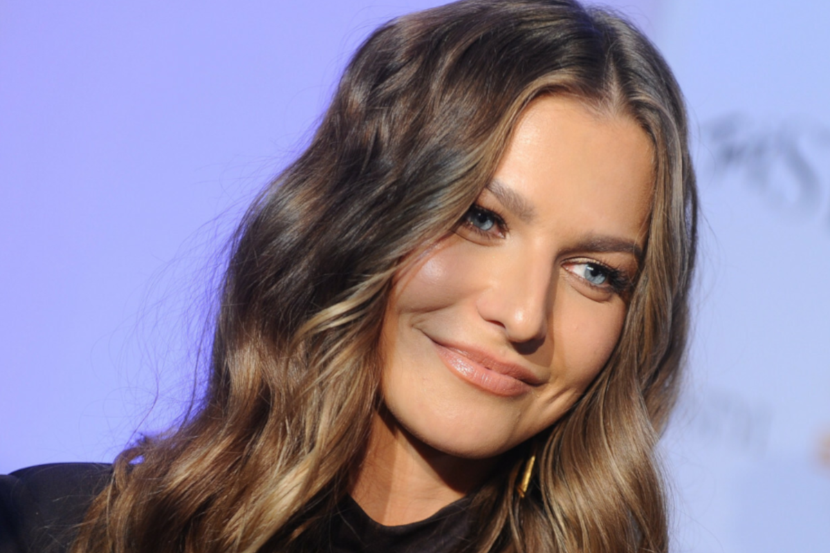 Anna Lewandowska w sukience "old money" idealnej na wesele. Podobną kupisz w Zarze