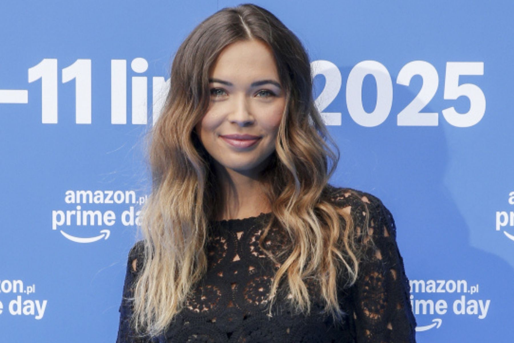 Sandra Kubicka w czarnym ażurowym komplecie