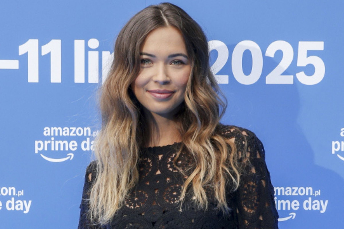 Sandra Kubicka w czarnym ażurowym komplecie