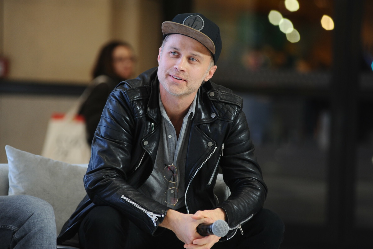 Maciej Zakościelny przyłapany z kwiatem w dłoni. Powędrował w stronę pięknej blondynki