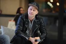 Maciej Zakościelny przyłapany z kwiatem w dłoni. Powędrował w stronę pięknej blondynki