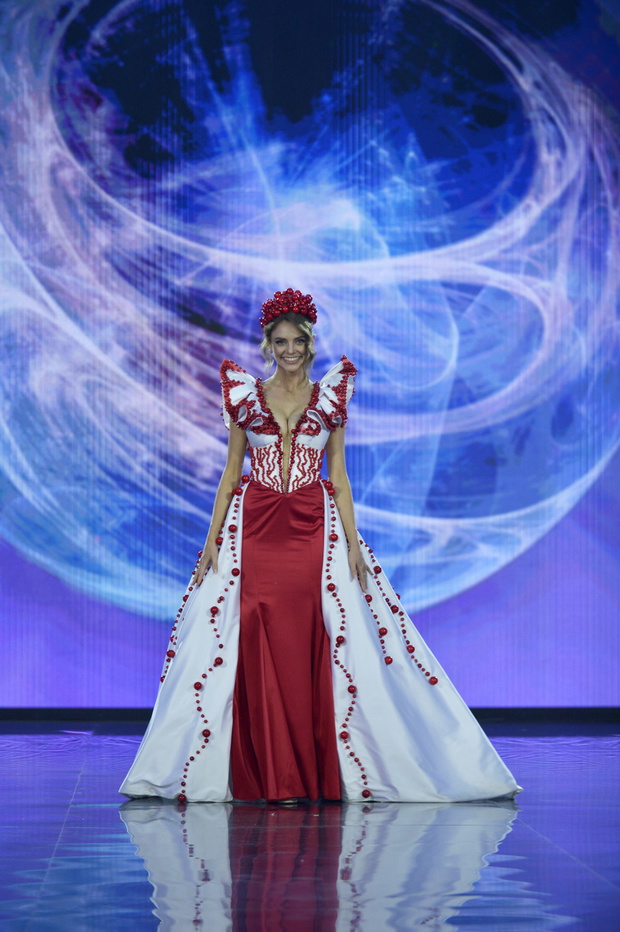 Kasandra Zawalska w stroju narodowym