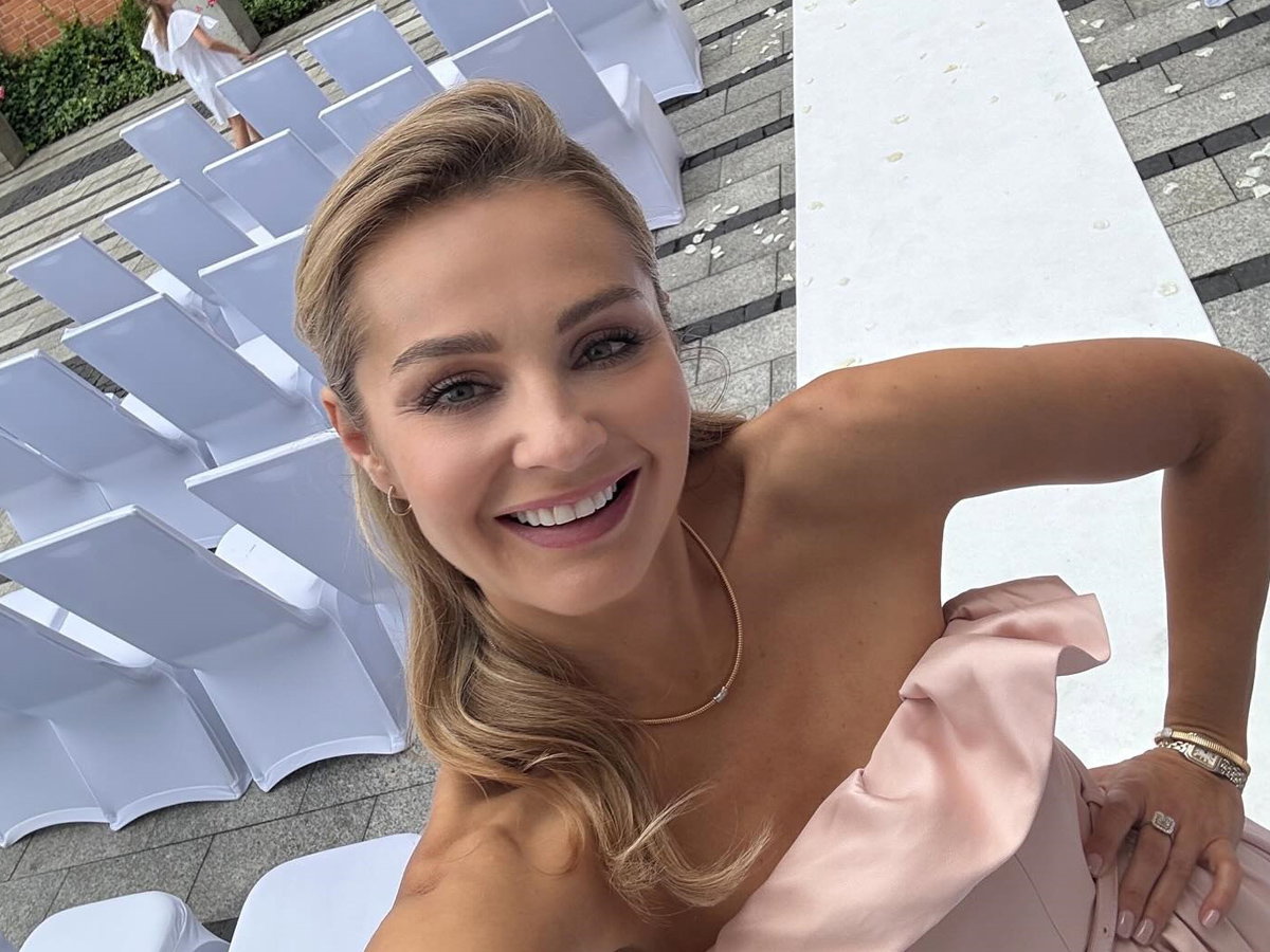 Małgorzata Socha bawiła się na weselu brata. Internauci patrzą tylko na jej sukienkę