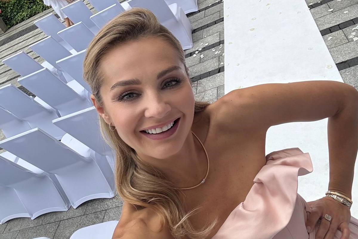 Małgorzata Socha bawiła się na weselu brata. Internauci patrzą tylko na jej sukienkę