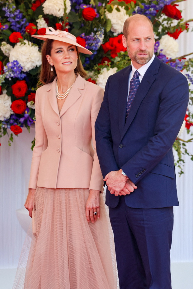 Księżna Kate zaskoczyła w Diorze! Stylizacja z wizyty Macronów powala