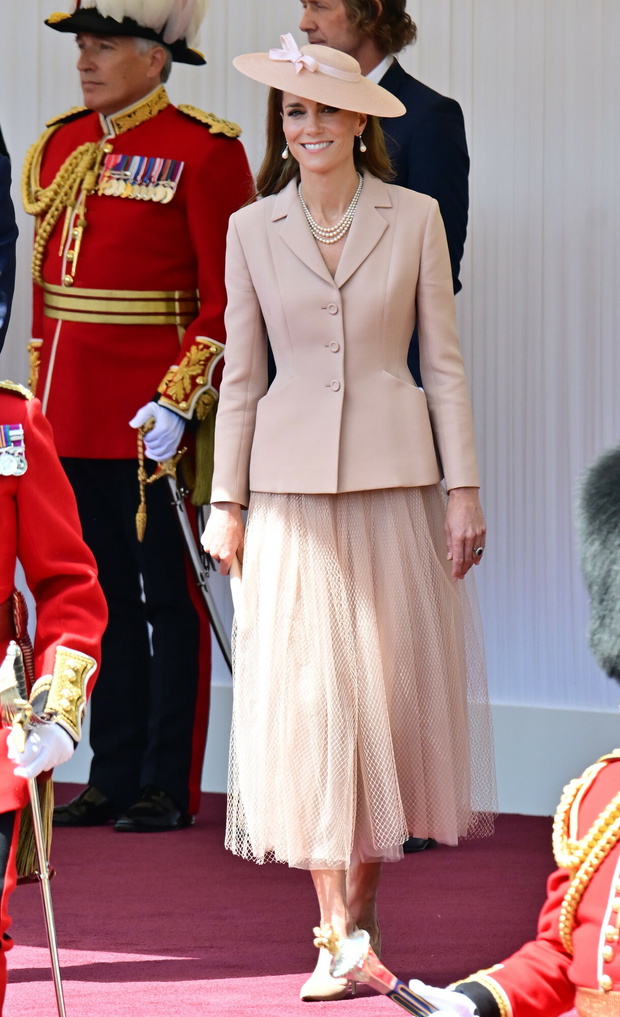 Księżna Kate zaskoczyła w Diorze! Stylizacja z wizyty Macronów powala