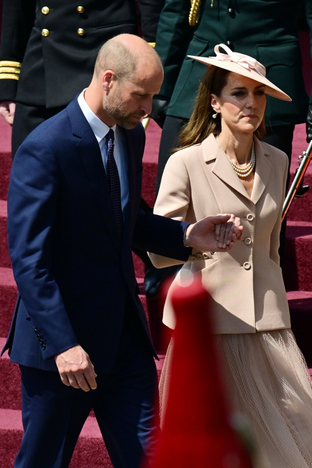 Księżna Kate zaskoczyła w Diorze! Stylizacja z wizyty Macronów powala