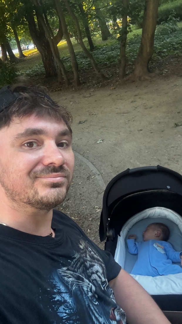 Daniel Martyniuk na spacerze z synkiem