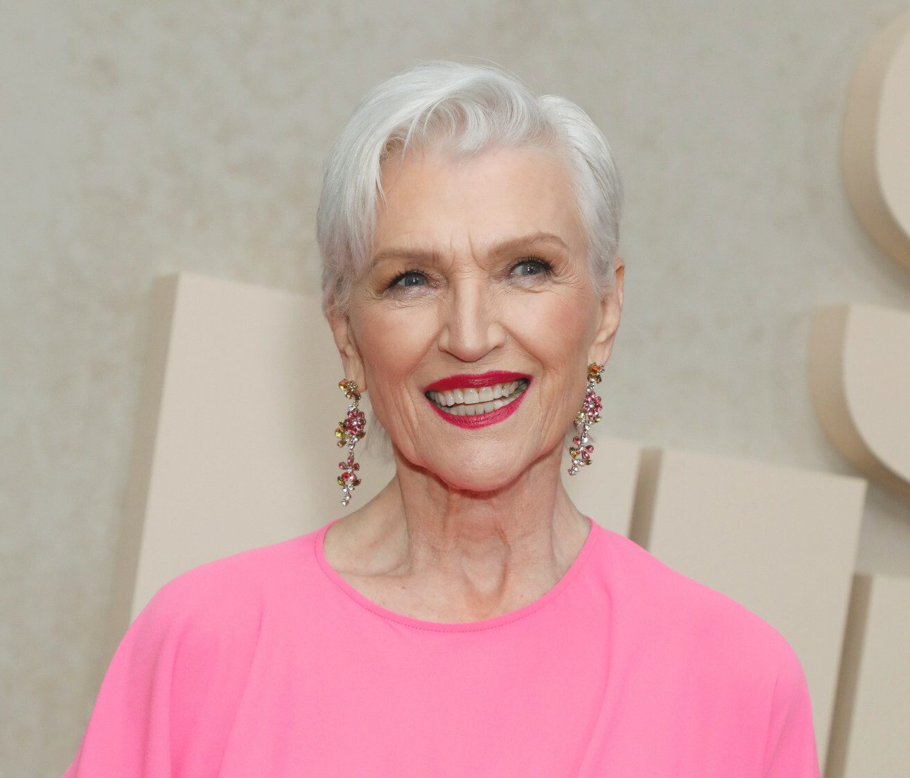 74-letnia Maye Musk zachwyca stylizacjami na całym świecie. Tak wygląda mama Elona Muska