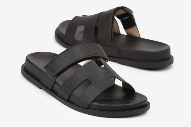 Czarne klapki z Renee typu Hermès w stylu Pauliny Krupińskiej za 54,99 złotych