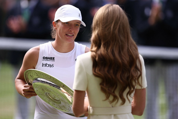 Iga Świątek odbiera trofeum od księżnej Kate po wygranej w finale Wimbledonu