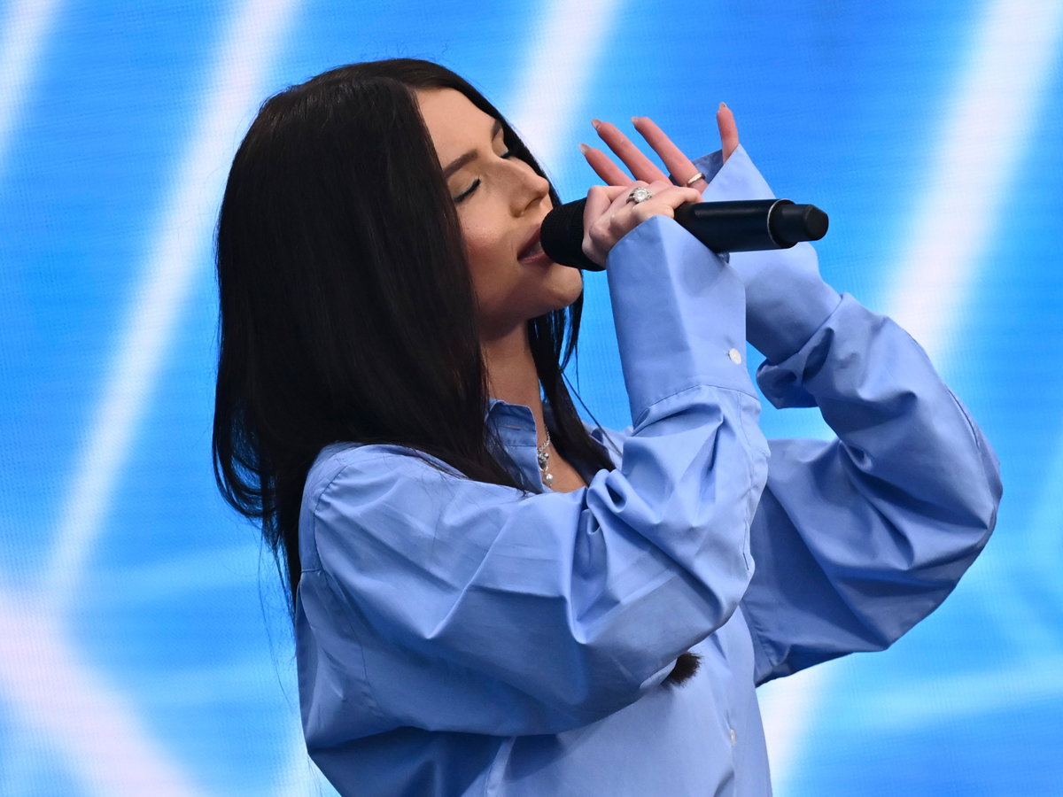Roksana Węgiel i Ania Wyszkoni wyeksponowały nogi. Roxie spotkała na scenie koleżankę z "The Voice Kids"