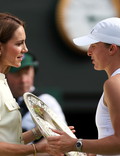 Iga Świątek odbiera trofeum z rąk Księżnej Kate. Polka wygrała Wimbledon