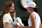 Iga Świątek odbiera trofeum z rąk Księżnej Kate. Polka wygrała Wimbledon