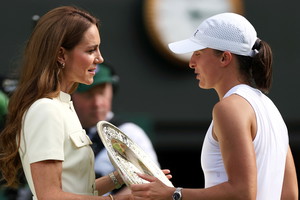 Iga Świątek odbiera trofeum z rąk Księżnej Kate. Polka wygrała Wimbledon