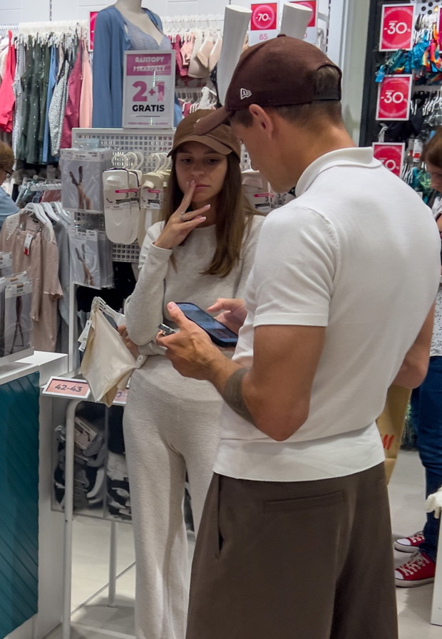 Jakub Rzeźniczak i Paulina Rzeźniczak na zakupach