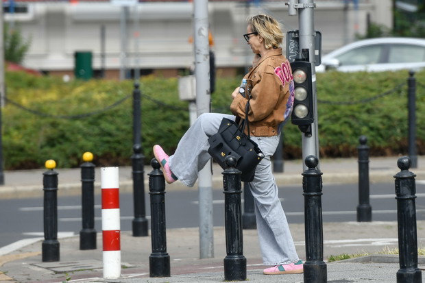 Stylowa Paulina Smaszcz spaceruje po Warszawie z torebką za 15 tysięcy