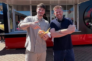 Filip Chajzer pozuje z synem Nawrockiego. W komentarzach poruszenie