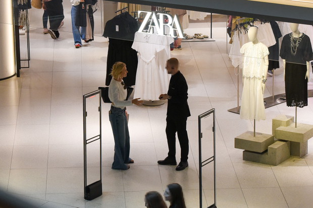 Paulina Smaszcz w jeansach i z torebką Balenciaga za 15 tys. zł