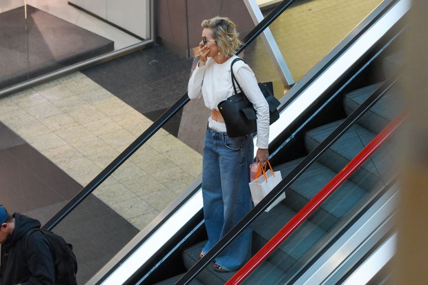 Paulina Smaszcz w jeansach i z torebką Balenciaga za 15 tys. zł