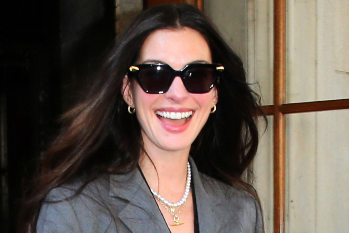 Anne Hathaway na planie "Diabeł ubiera się u Prady 2" z modnym dodatkiem za niemal 93 tysiące. Podobny kupisz za 8 złotych