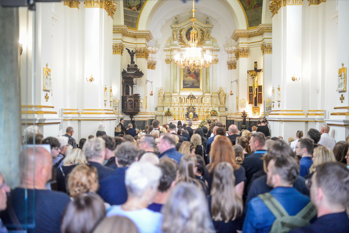 Pojawili się na pogrzebie Joanny Kołaczkowskiej w takich koszulkach. Wzruszający widok