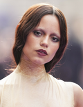 Odmieniona Jenna Ortega na premierze 2. sezonu "Wednesday". Uwagę zwraca dodatek wart 72 tysiące