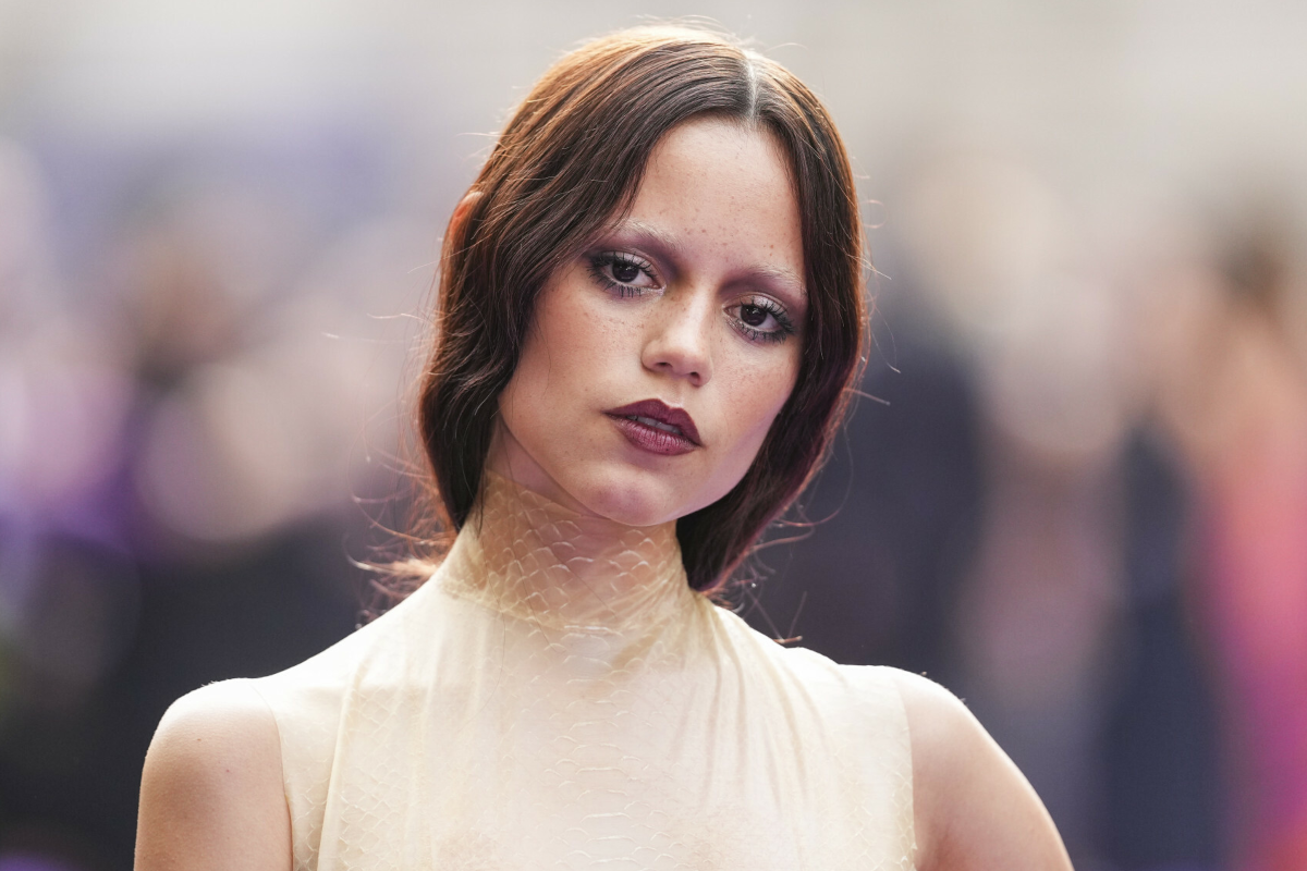Odmieniona Jenna Ortega na premierze 2. sezonu "Wednesday". Uwagę zwraca dodatek wart 72 tysiące