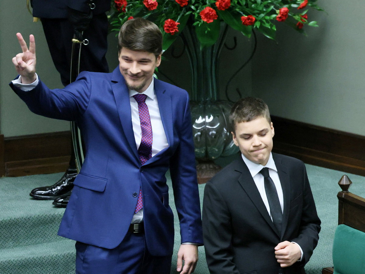 Synowie Nawrockiego wspierali ojca podczas zaprzysiężenia. Zabrakło małej Kasi