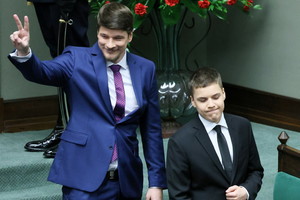 Synowie Nawrockiego wspierali ojca podczas zaprzysiężenia. Zabrakło małej Kasi