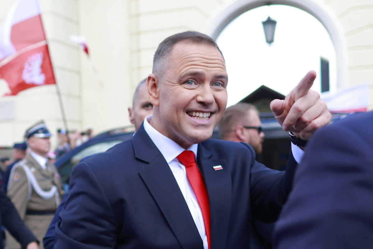 Karol Nawrocki wycałował Agatę Dudę tuż po zaprzysiężeniu – Andrzej Duda tuż obok!