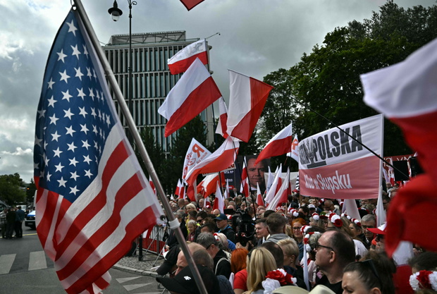 Tłum zwolenników Karola Nawrockiego pod Sejmem