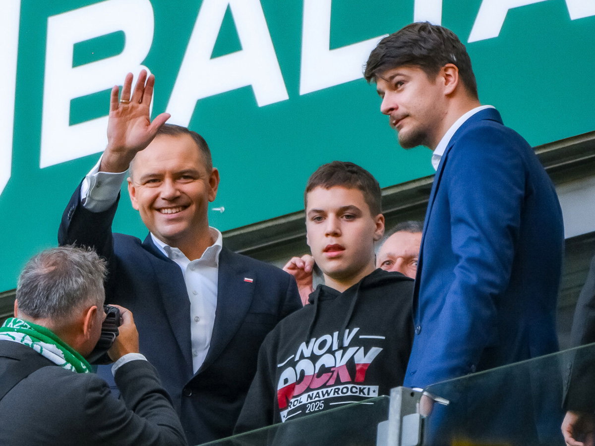 Karol Nawrocki z synami na meczu. Tak skomentował swoją obecność na trybunie