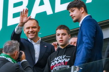 Karol Nawrocki z synami na meczu. Tak skomentował swoją obecność na trybunie
