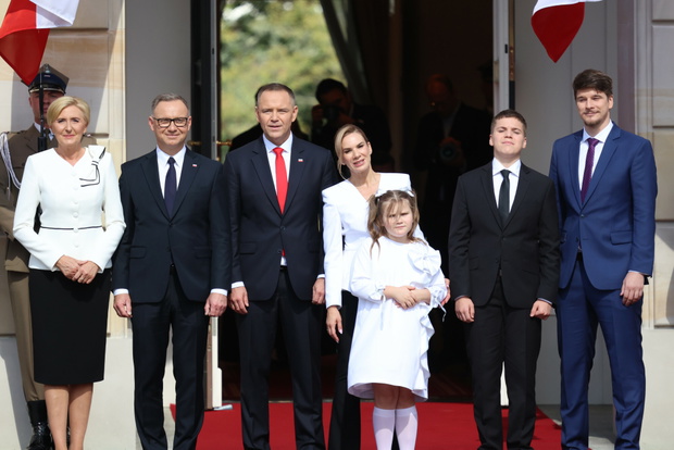 Karol Nawrocki wycałował Agatę Dudę tuż po zaprzysiężeniu – Andrzej Duda tuż obok!