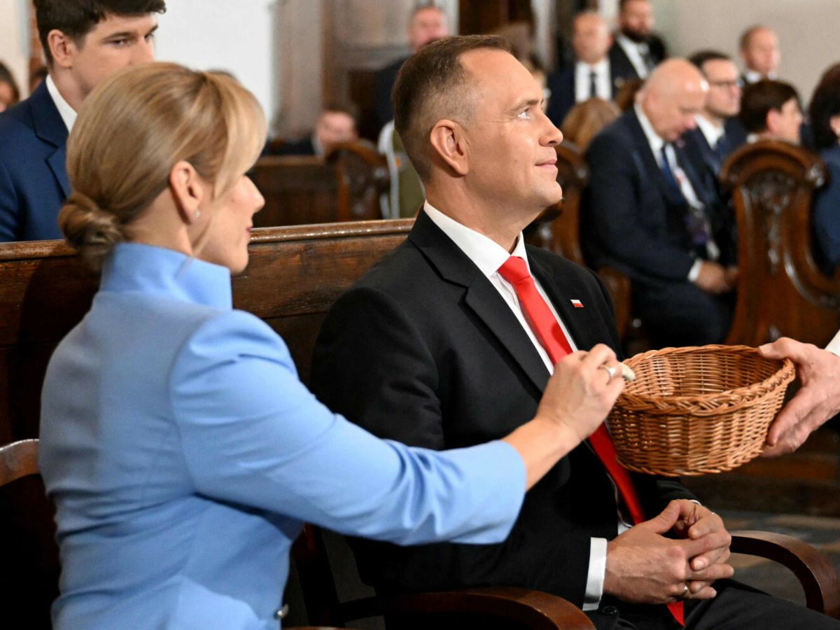 Nawroccy dali 200 zł na tacę! Ksiądz komentuje