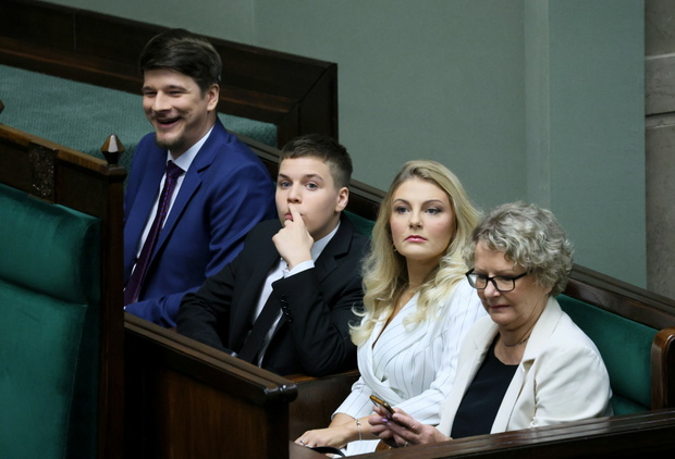 Daniel Nawrocki, Antoni Nawrocki, Nina Nawrocka i Elżbieta Nawrocka podczas zaprzysiężenia Karola Nawrockiego