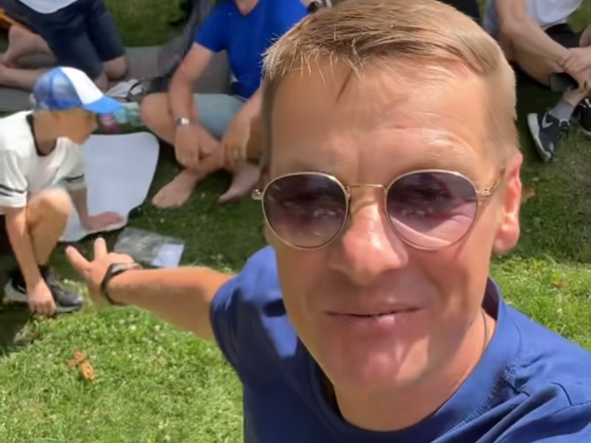 Marcin Mroczek przerwał milczenie. Zabrał dzieci na pielgrzymkę i nadaje do fanów