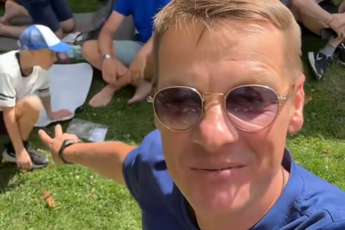 Marcin Mroczek przerwał milczenie. Zabrał dzieci na pielgrzymkę i nadaje do fanów