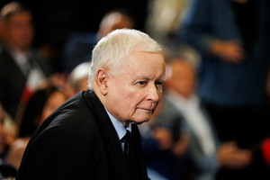 Jarosław Kaczyński z kontuzjowaną ręką na oczach całej Polski. Co się stało?