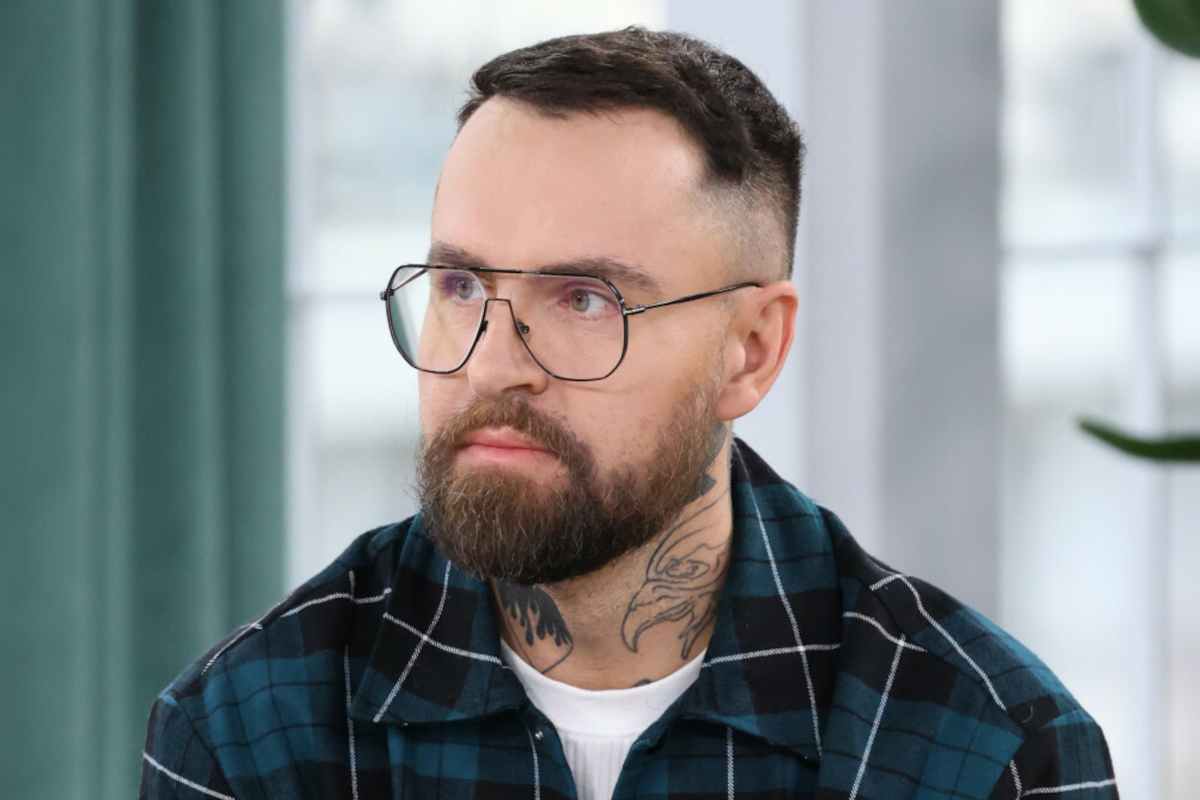 Łukasz Urbański zmaga się z guzem mózgu. W jakim jest stanie? Fryzjer gwiazd znany z "Top Model" przerwał milczenie.