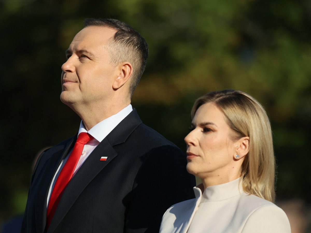 Karol i Marta Nawroccy na obchodach Święta Wojska Polskiego. Wzruszający gest pierwszej damy