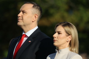 Karol i Marta Nawroccy na obchodach Święta Wojska Polskiego. Wzruszający gest pierwszej damy