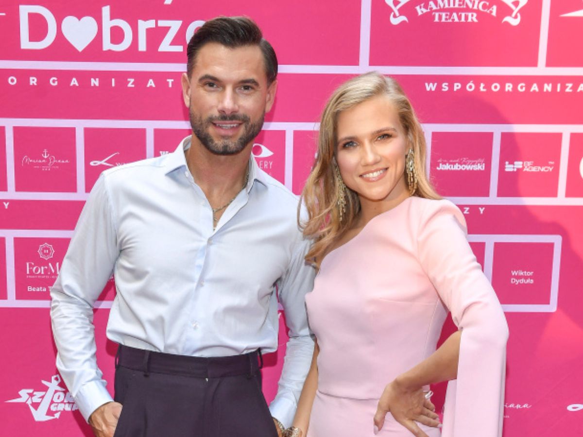Odziana w róż od stóp do głów Agnieszka Kaczorowska bryluje na czerwonym dywanie