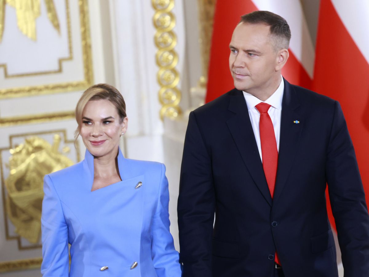 Wyszło na jaw, kto zaprojektował kreację pierwszej damy z zaprzysiężenia Nawrockiego