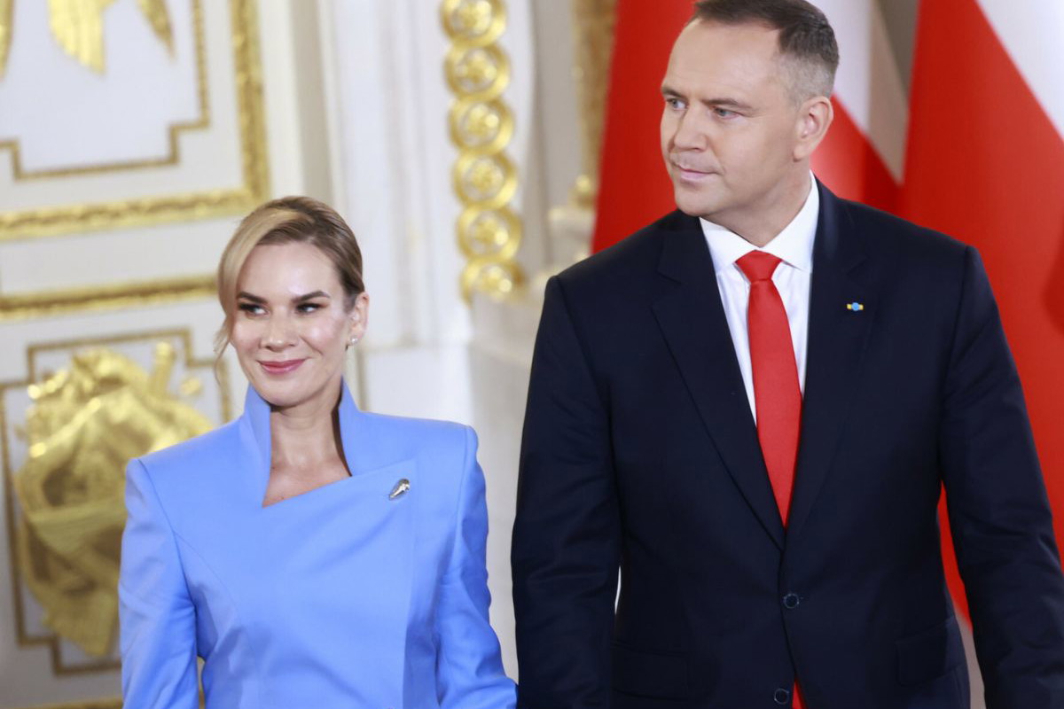 Wyszło na jaw, kto zaprojektował kreację pierwszej damy z zaprzysiężenia Nawrockiego