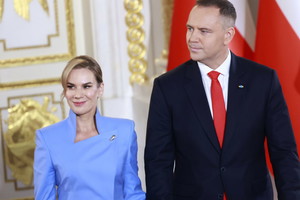 Wyszło na jaw, kto zaprojektował kreację pierwszej damy z zaprzysiężenia Nawrockiego