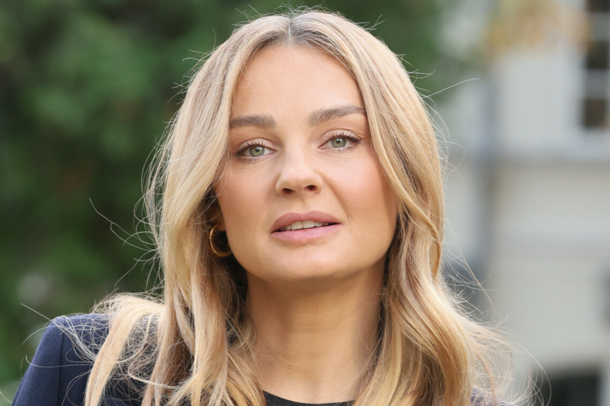 Jesienią 2025 sukienki "cinnamon dress" będą królować na ulicach. Małgorzata Socha już ją nosi